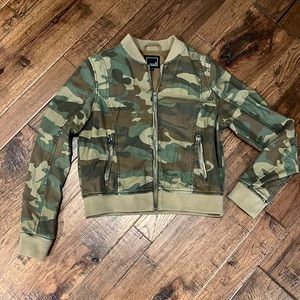 NWOT Womens camo jacket, medium!  Perfect condition